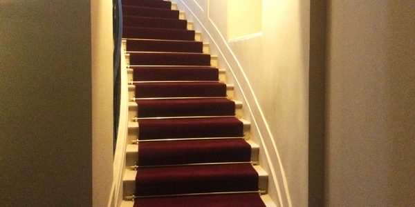 Pose tendue de tapis dans escalier Théatre du château de la Verrerie Le Creusot_ACTI'SOL