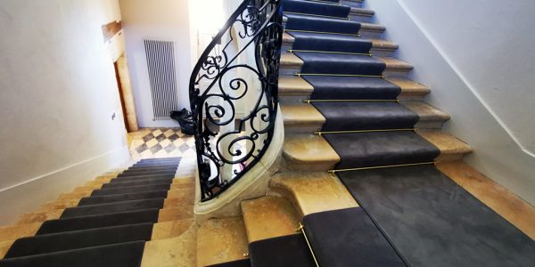 Tapis de passage escaliers Pose tapis sur thibaude Domaine de Maizières Saint-Loup Géanges Beaune ACTI'SOL Sereault