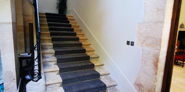 Tapis de passage escaliers pose tendue Chateau de Maizières Beaune Saint-Loup Géanges ACTI'SOL